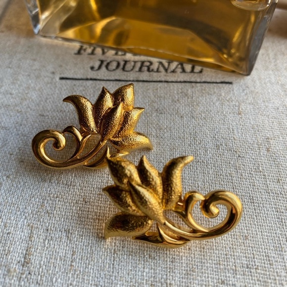 Parisian aesthetic gold tone vintage clip on earrings - Picture 7 of 13